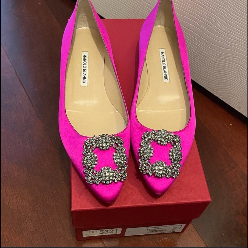 Authentic never worn amazing 💕Manolo Hangisi 🤩satin flat.